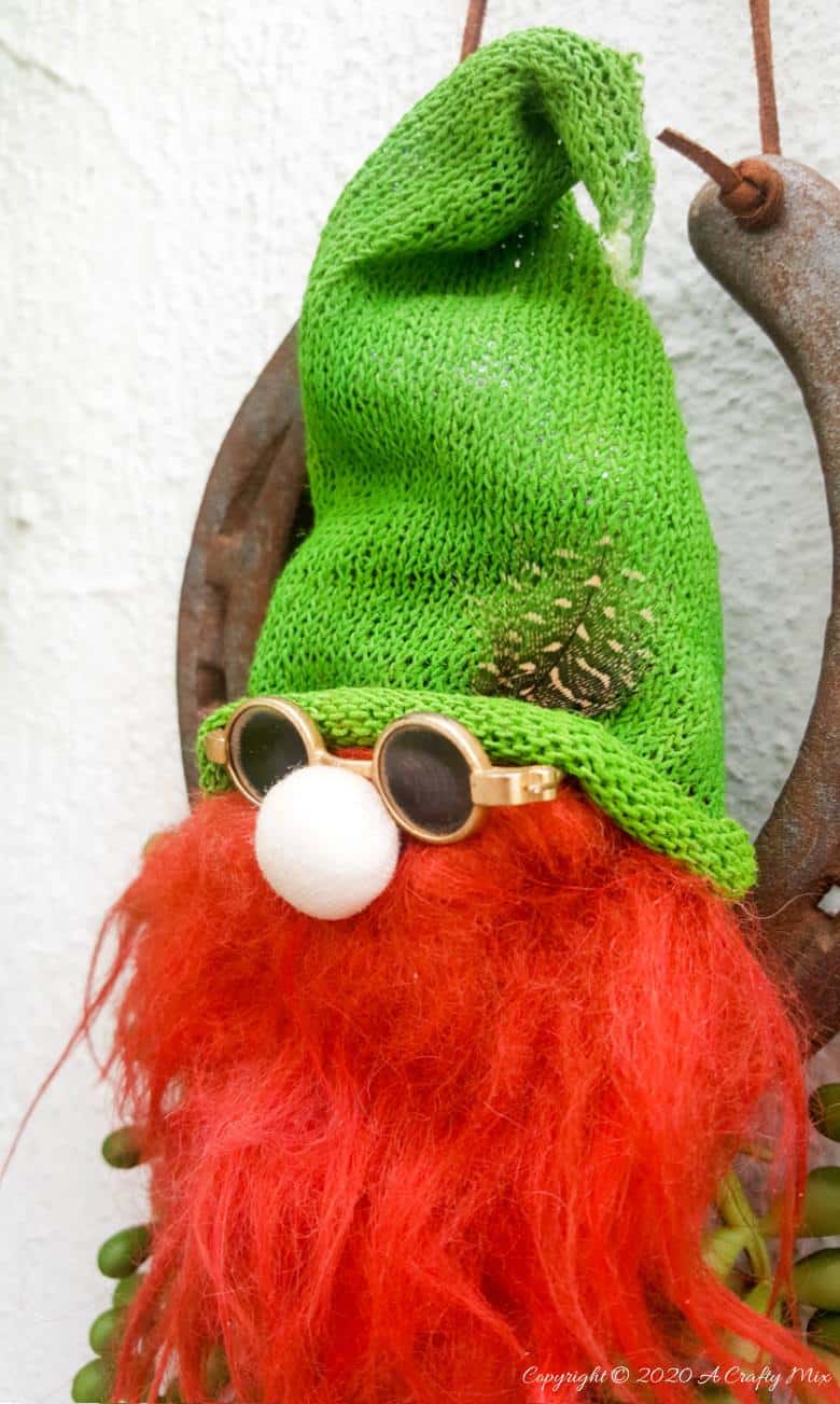 Channel the luck of the Irish on St Patrick's day and make a Lucky Leprechaun Horseshoe Charm. Cute enough to stay up all year long, this craft idea takes less an hour to make. #StPatricksDay #ACraftyMix #Horseshoe #Repurpose