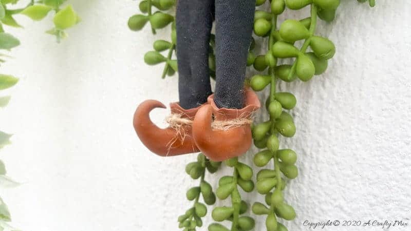 Glue the leggings around the skewered shoe