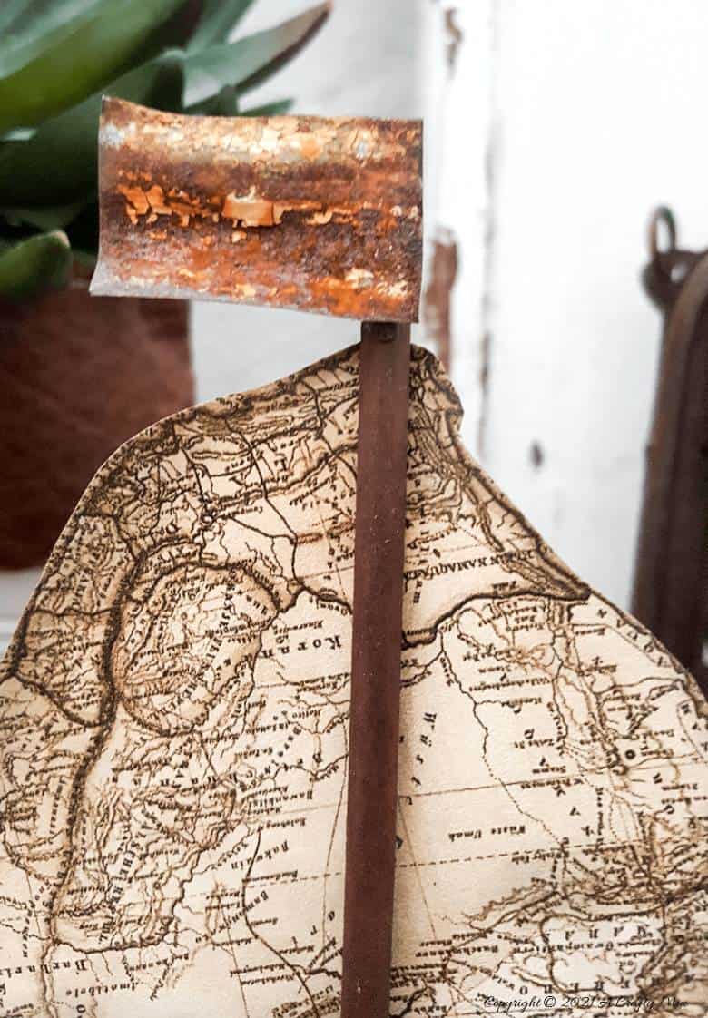 Looking to add some rustic charm to your coastal decor? This avocado sailboat is quick and easy to make and it's budget-friendly too. Customise the little boat and add a map sail of your favorite place or country. #avocadoupcycle #ACraftyMix #coastaldecor #concretedecor