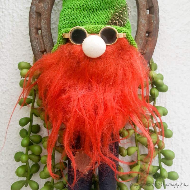 Channel the luck of the Irish on St Patrick's day and make a Lucky Leprechaun Horseshoe Charm. Cute enough to stay up all year long, this craft idea takes less an hour to make. #StPatricksDay #ACraftyMix #Horseshoe #Repurpose