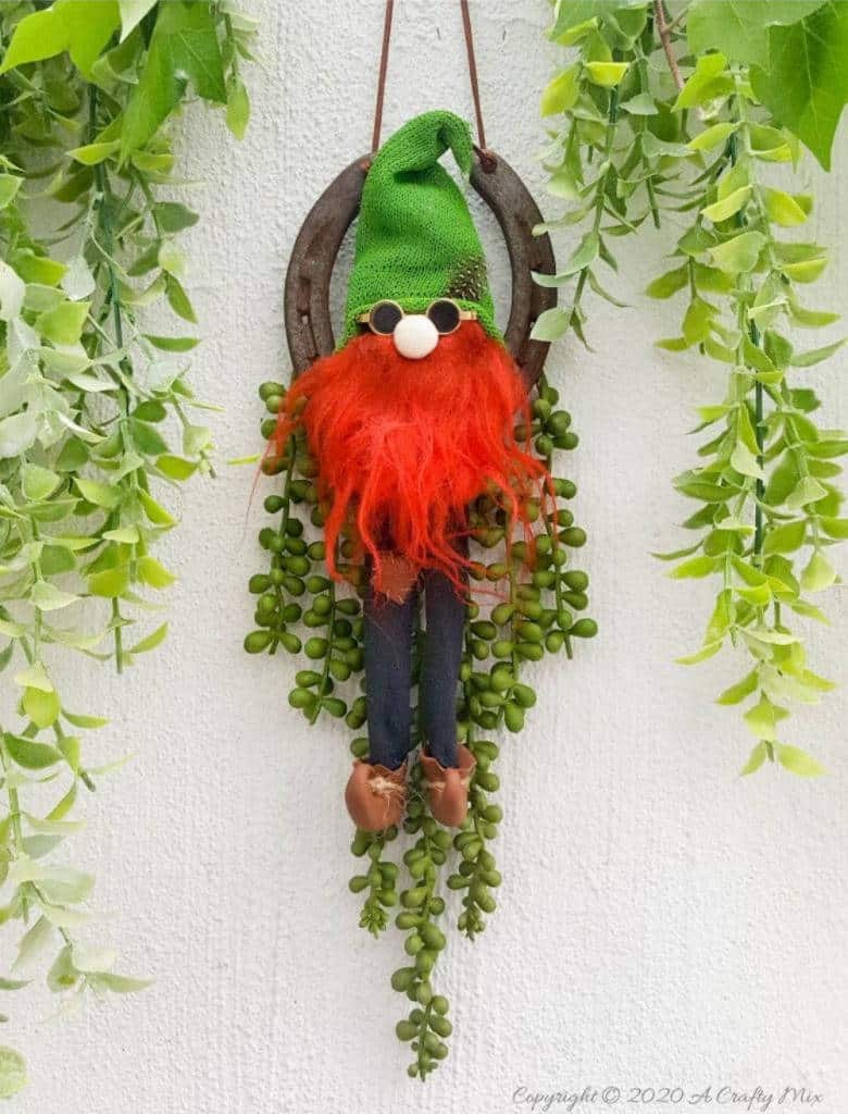Channel the luck of the Irish on St Patrick's day and make a Lucky Leprechaun Horseshoe Charm. Cute enough to stay up all year long, this craft idea takes less an hour to make. #StPatricksDay #ACraftyMix #Horseshoe #Repurpose