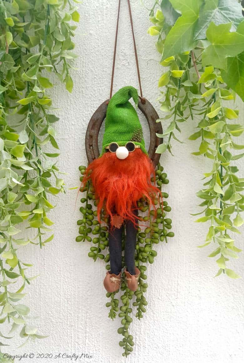 Channel the luck of the Irish on St Patrick's day and make a Lucky Leprechaun Horseshoe Charm. Cute enough to stay up all year long, this craft idea takes less an hour to make. #StPatricksDay #ACraftyMix #Horseshoe #Repurpose