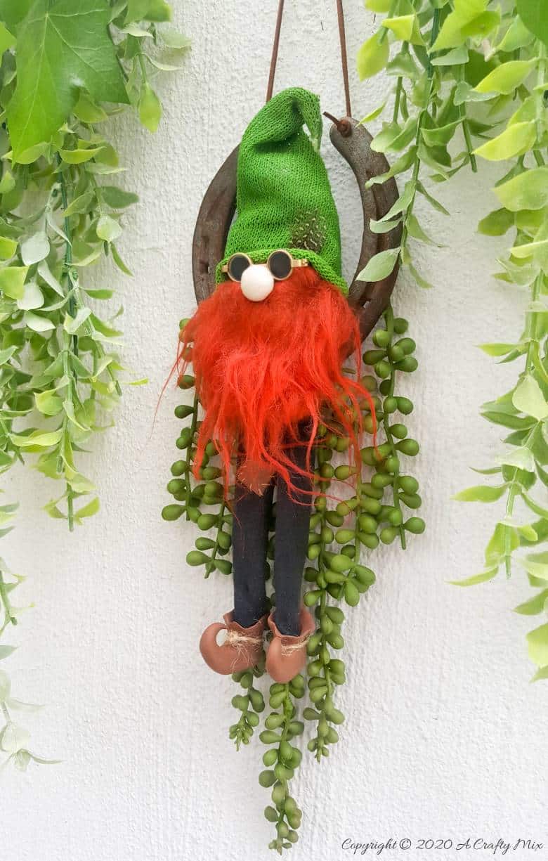 Channel the luck of the Irish on St Patrick's day and make a Lucky Leprechaun Horseshoe Charm. Cute enough to stay up all year long, this craft idea takes less an hour to make. #StPatricksDay #ACraftyMix #Horseshoe #Repurpose