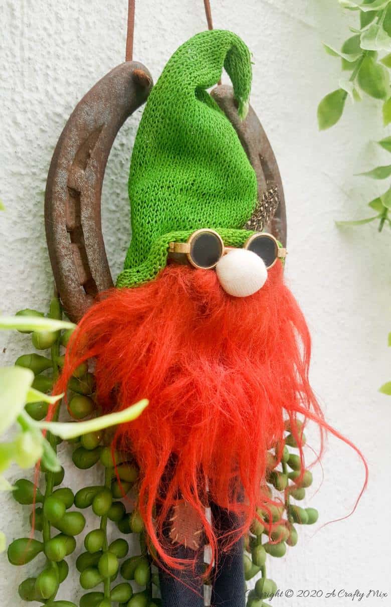 Channel the luck of the Irish on St Patrick's day and make a Lucky Leprechaun Horseshoe Charm. Cute enough to stay up all year long, this craft idea takes less an hour to make. #StPatricksDay #ACraftyMix #Horseshoe #Repurpose