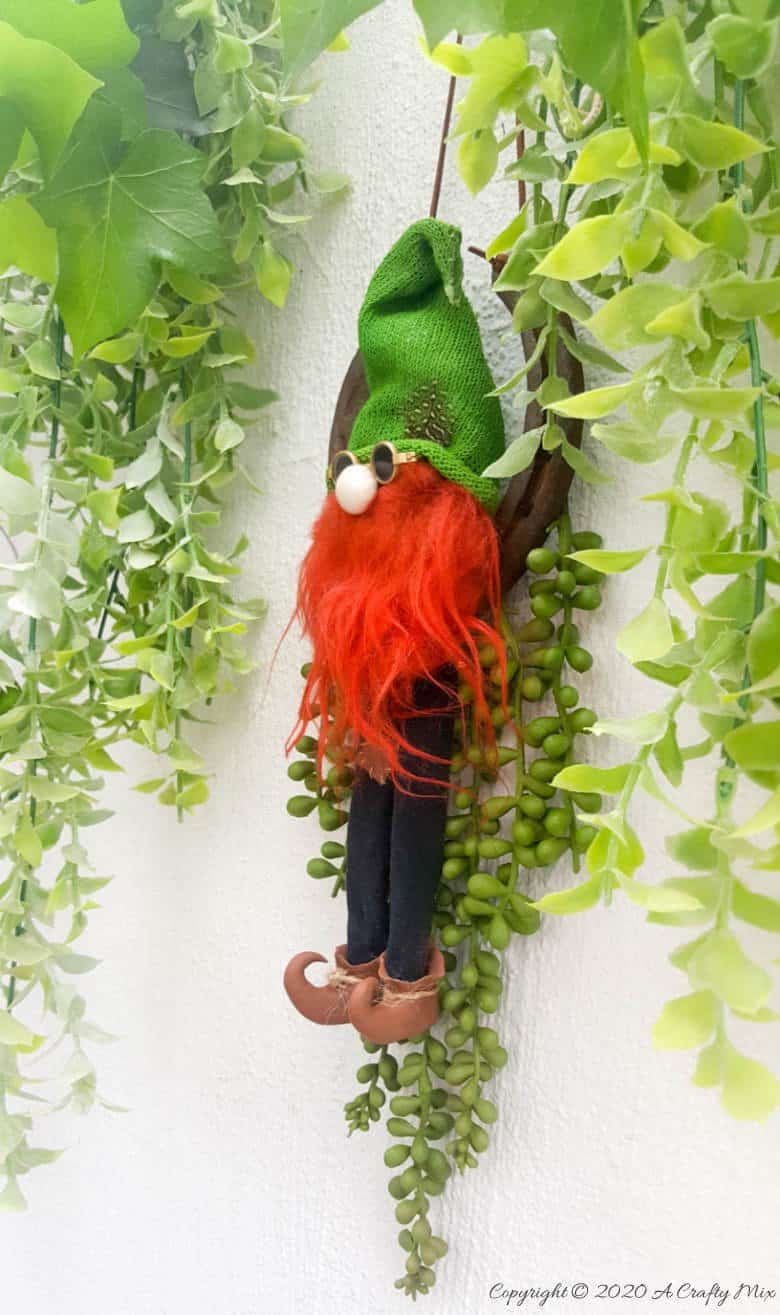 Channel the luck of the Irish on St Patrick's day and make a Lucky Leprechaun Horseshoe Charm. Cute enough to stay up all year long, this craft idea takes less an hour to make. #StPatricksDay #ACraftyMix #Horseshoe #Repurpose