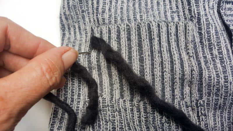 Use yarn or wool to sew the pockets onto the handbag