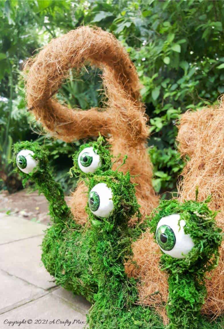 Add a little light-hearted fun to you porch d&eacute;cor with these easy to make mossy creatures. With bendable caps and popping eyes they&rsquo;re sure to put a smile on your face. #PorchDecor #MossCreatures #ACraftyMix