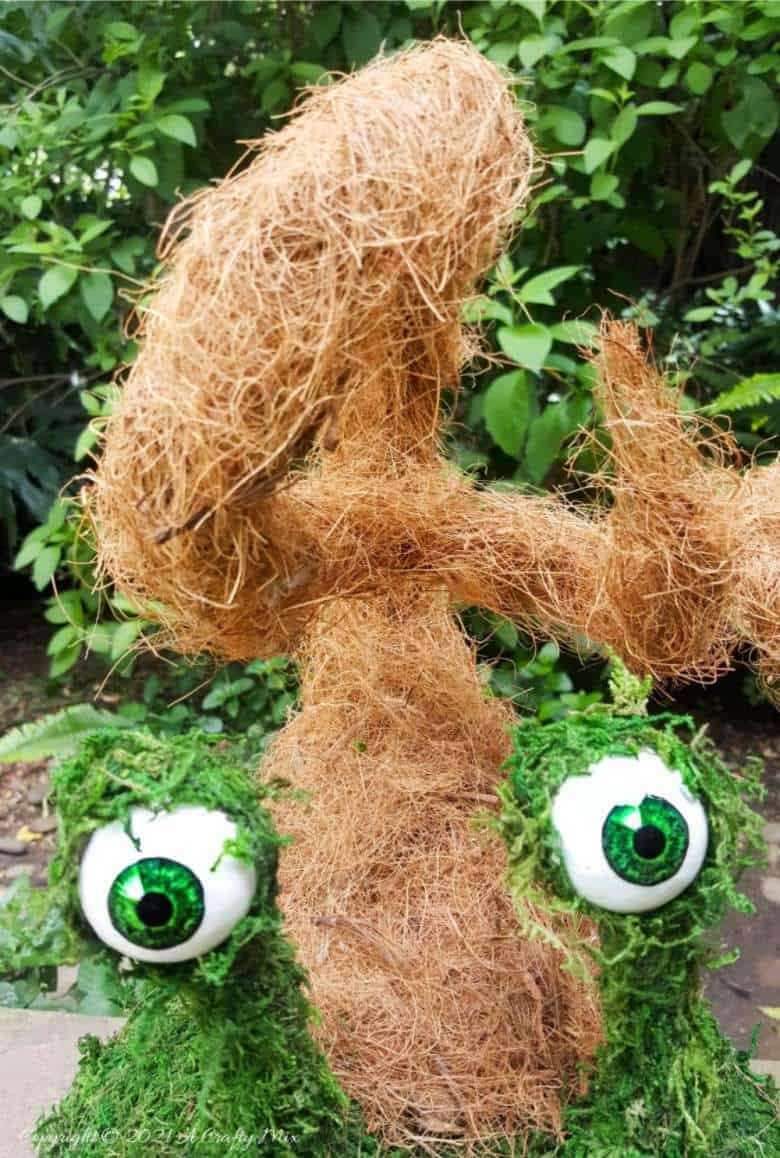 Add a little light-hearted fun to you porch d&eacute;cor with these easy to make mossy creatures. With bendable caps and popping eyes they&rsquo;re sure to put a smile on your face. #PorchDecor #MossCreatures #ACraftyMix