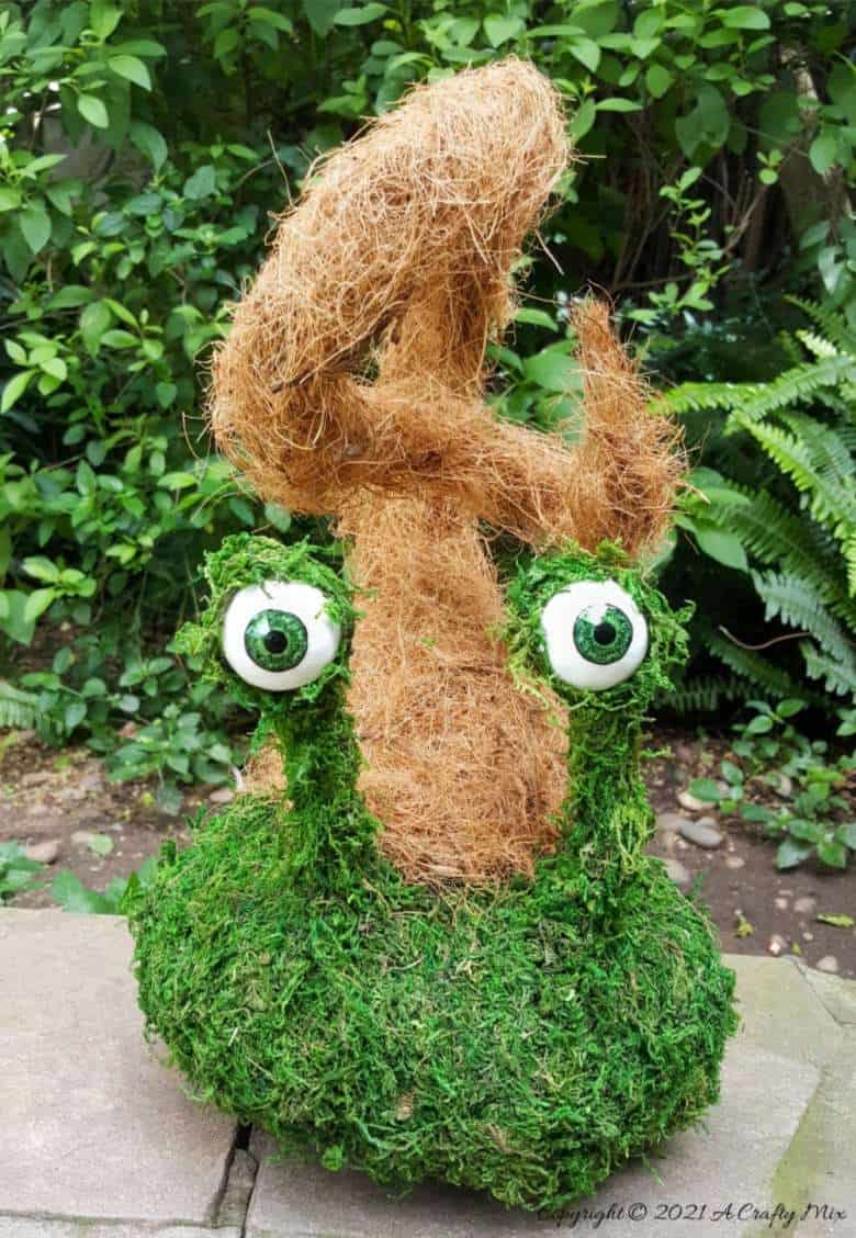 Add a little light-hearted fun to your porch d&eacute;cor with these easy to make mossy creatures. With bendable caps and popping eyes they&rsquo;re sure to put a smile on your face. #PorchDecor #MossCreatures #ACraftyMix