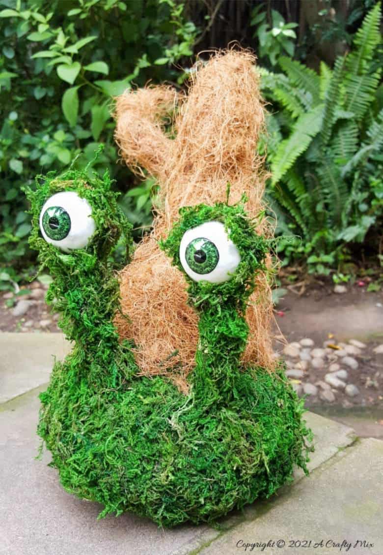 Add a little light-hearted fun to your porch d&eacute;cor with these easy to make mossy creatures. With bendable caps and popping eyes they&rsquo;re sure to put a smile on your face. #PorchDecor #MossCreatures #ACraftyMix