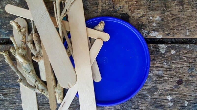 To make the fairy fort we used a plastic lid and popsicle (ice-cream) sticks