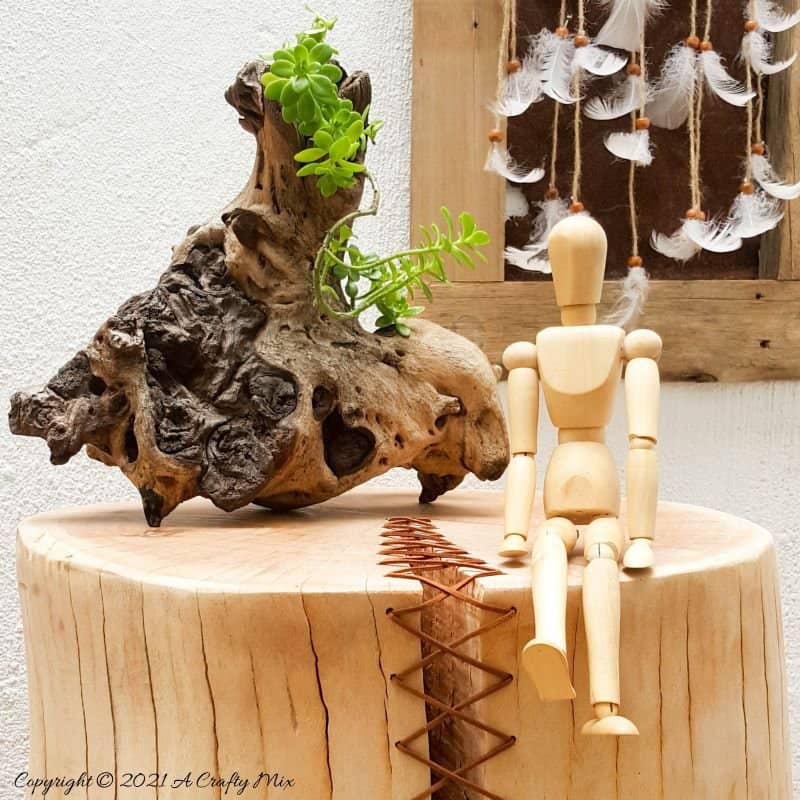 Do you have a gorgeous chunk of wood that&rsquo;s developed a HUGE crack? Don't toss it out until you've seen how easy it is to turn a cracked wooden stump into a d&eacute;cor worthy feature. #HomeDecor #ACraftyMix #CrackedWood