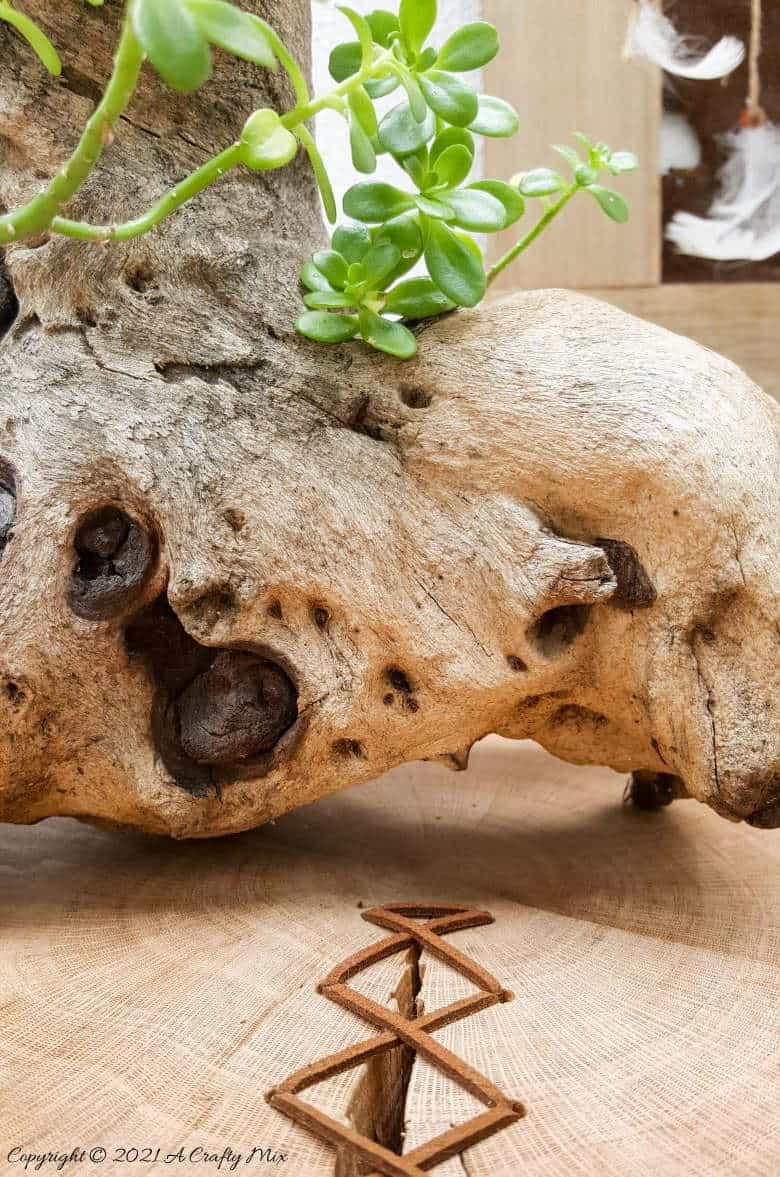 Do you have a gorgeous chunk of wood that&rsquo;s developed a HUGE crack? Don't toss it out until you've seen how easy it is to turn a cracked wooden stump into a d&eacute;cor worthy feature. #HomeDecor #ACraftyMix #CrackedWood