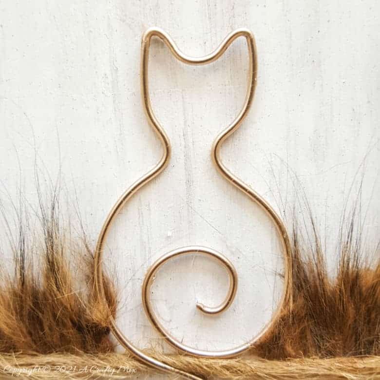 If you're looking for a way to remember a special cat that's crossed over the rainbow bridge, this tutorial will show you how to make a budget-friendly wire kitty art memorial. The tutorial includes a free template to work from #WireArt #ACraftyMix #MemoryArt #CatCrafts