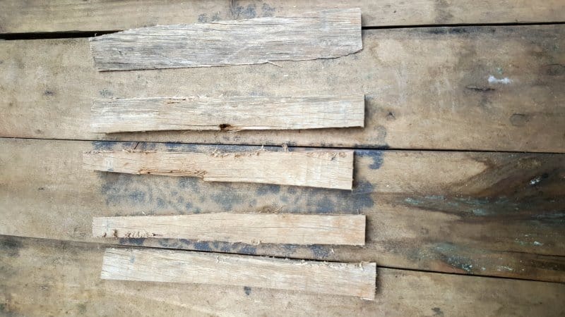 To make the Yakisugi (shou sugi ban) shutter I used pallet scraps