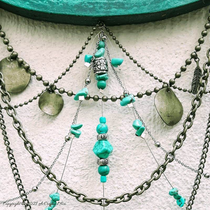 This photo-rich tutorial will show you how to make a half-moon dream catcher that will add a distinctly bohemian flair to your d&eacute;cor. 