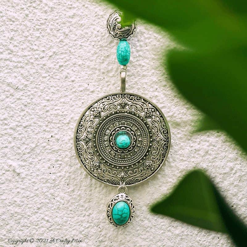 This photo-rich tutorial will show you how to make a half-moon dream catcher that will add a distinctly bohemian flair to your d&eacute;cor. 