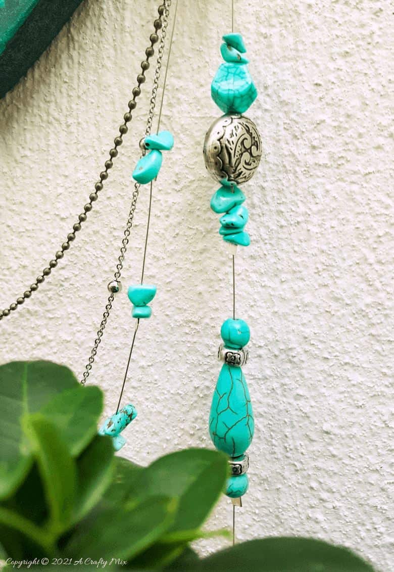 This photo-rich tutorial will show you how to make a half-moon dream catcher that will add a distinctly bohemian flair to your d&eacute;cor.