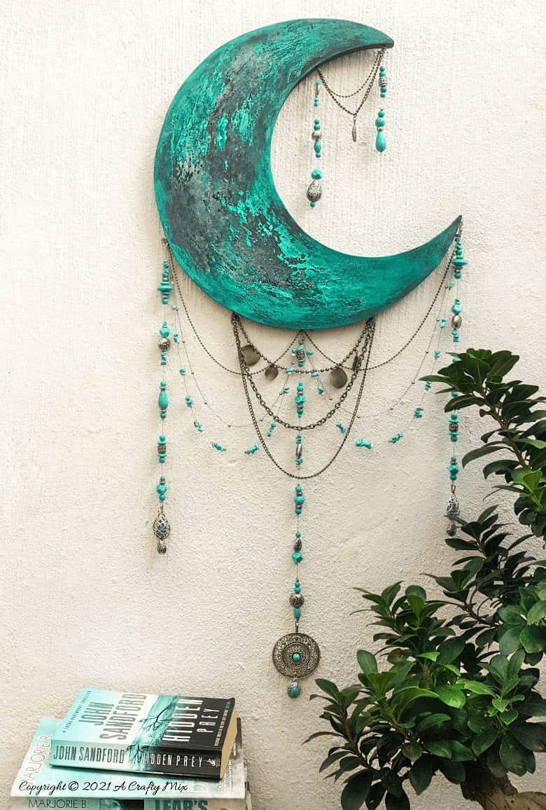 This photo-rich tutorial will show you how to make a half-moon dream catcher that will add a distinctly bohemian flair to your d&eacute;cor. 