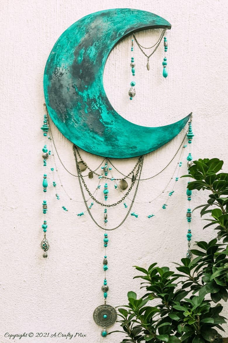 This photo-rich tutorial will show you how to make a half-moon dream catcher that will add a distinctly bohemian flair to your d&eacute;cor. 