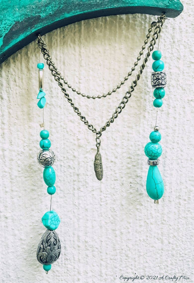 This photo-rich tutorial will show you how to make a half-moon dream catcher that will add a distinctly bohemian flair to your d&eacute;cor. 