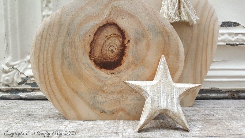 If you want to try your hand at using a jigsaw then this beginner friendly tutorial will show you just how easy it is to make a gorgeous wooden vase. Perfect home d&eacute;cor no matter what your style. #jigsawDIY #ACraftyMix #Woodenvase