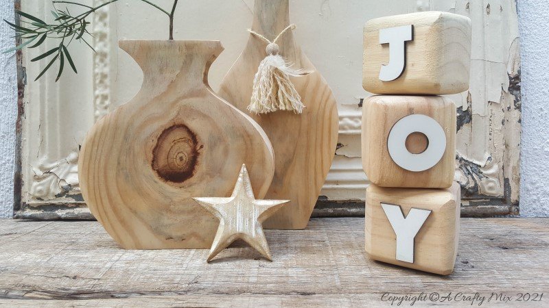 If you want to try your hand at using a jigsaw then this beginner friendly tutorial will show you just how easy it is to make a gorgeous wooden vase. Perfect home d&eacute;cor no matter what your style. #jigsawDIY #ACraftyMix #Woodenvase