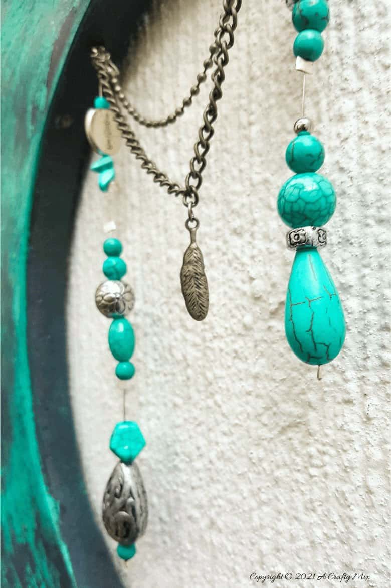 This photo-rich tutorial will show you how to make a half-moon dream catcher that will add a distinctly bohemian flair to your d&eacute;cor. 