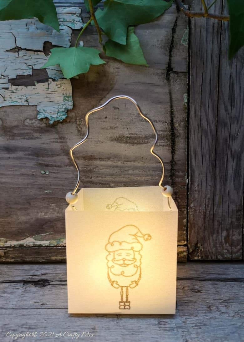 When unexpected guests tell you they'll be popping round later and you haven't started decorating for Christmas yet, then these 10-minute budget-friendly Christmas box lights are just the thing you need. #ChristmasLightsDIY #ACraftyMIx #BoxLights #EasyCrafts