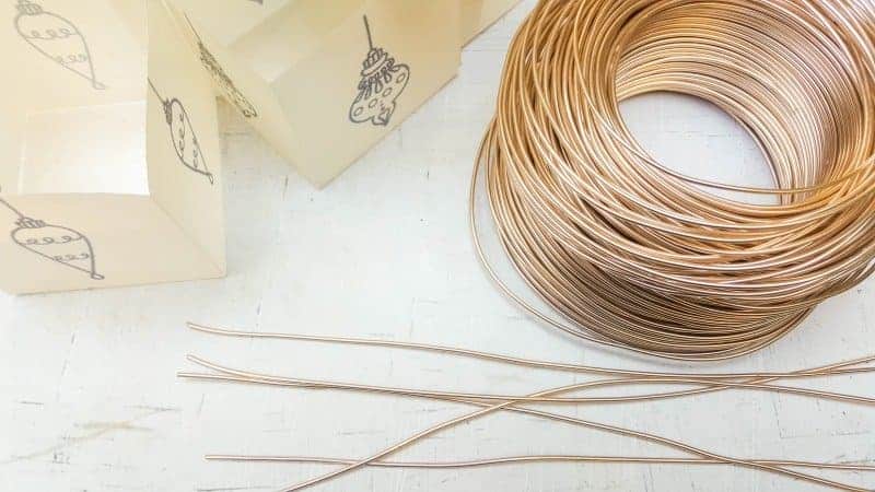 Cut the wire into 20 to 25 cm lengths