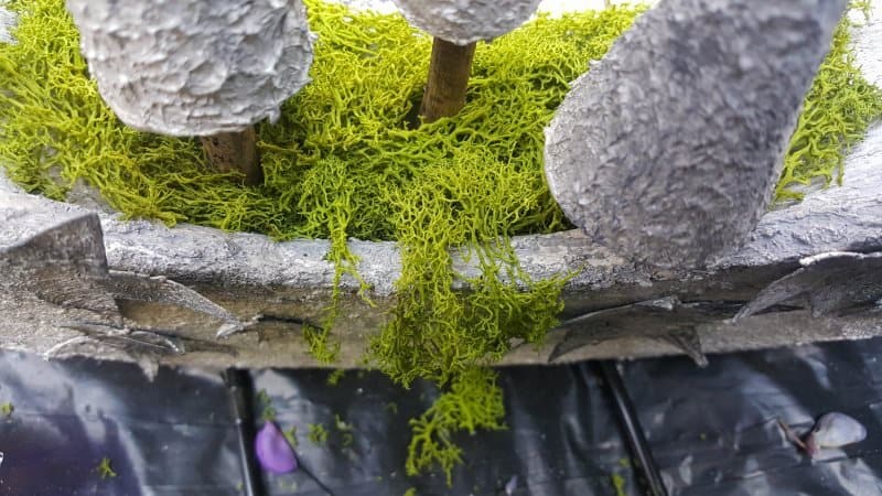 Glue moss on the bottom of the concrete ring light