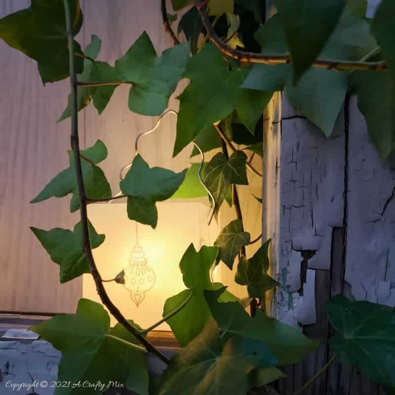 When unexpected guests tell you they'll be popping round later and you haven't starting decorating for Christmas yet, then these 10-minute budget-friendly Christmas box lights are just the thing you need. #ChristmasLightsDIY #ACraftyMIx #BoxLights #EasyCrafts
