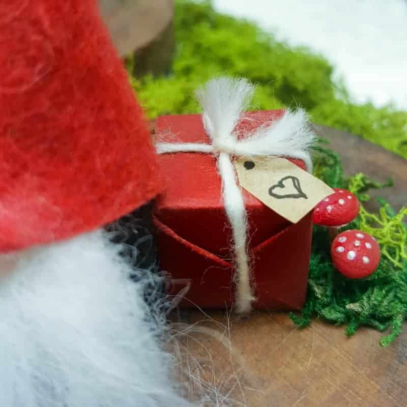 Easy 10-minute no-sew miniature sock gnome that anyone can make! Use these adorable little guys to make Christmas place card holders that your guests can take home as gifts afterwards. #sockgnome #ACraftyMix #giftideas