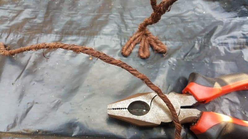 Cut a piece of wire that at least 3 x as long as you want your legs to be