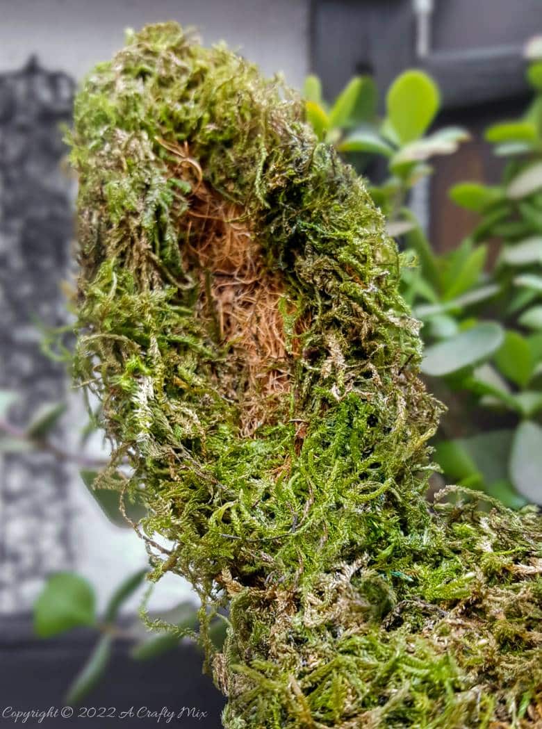 Looking for a budget-friendly craft idea to welcome Spring? We&rsquo;ll show you just how easy it is to make this adorable newspaper moss bunny. It can be made in a morning and the bunny is perfect for Easter or to add a touch of whimsical greenery to your home d&eacute;cor. #MossBunny #ACraftyMix #EasterDecor