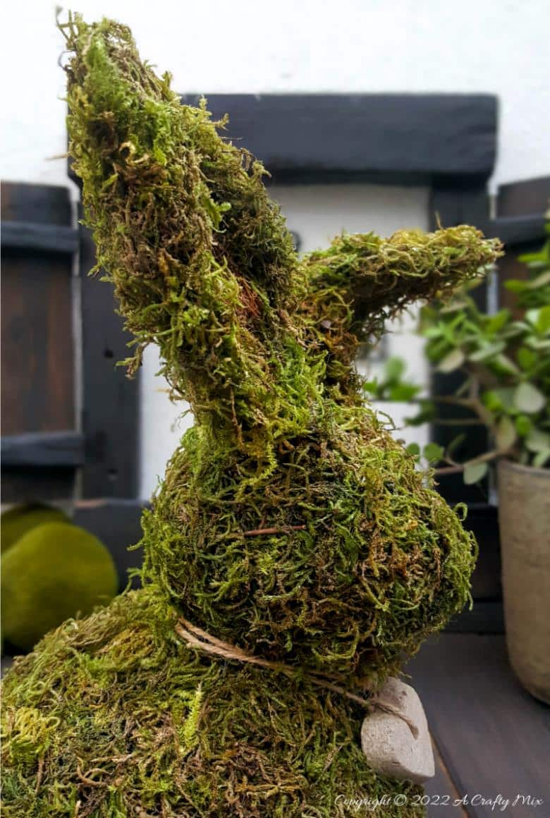 Looking for a budget-friendly craft idea to welcome Spring? We&rsquo;ll show you just how easy it is to make this adorable newspaper moss bunny. It can be made in a morning and the bunny is perfect for Easter or to add a touch of whimsical greenery to your home d&eacute;cor. #MossBunny #ACraftyMix #EasterDecor