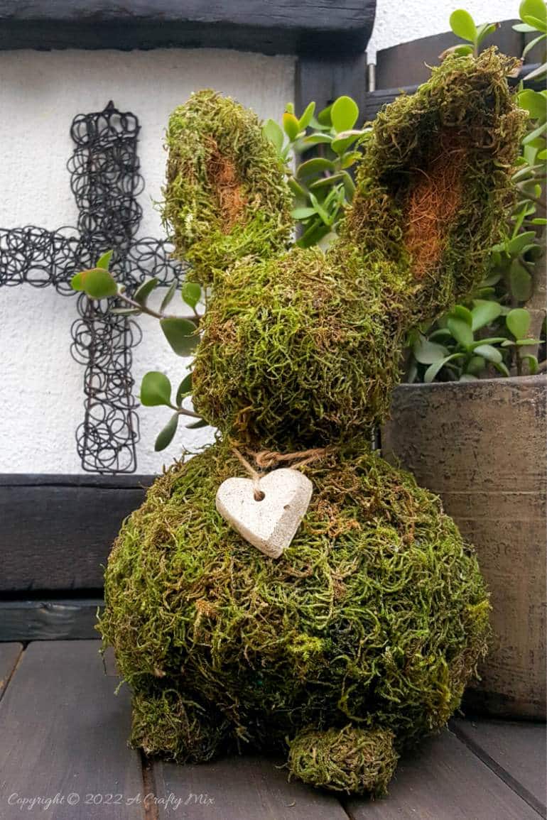 Looking for a budget-friendly craft idea to welcome Spring? We&rsquo;ll show you just how easy it is to make this adorable newspaper moss bunny, with ears that bend. She can be made in a morning and the bunny is perfect for Easter or to add a touch of whimsical greenery to your home d&eacute;cor. #MossBunny #ACraftyMix #EasterDecor