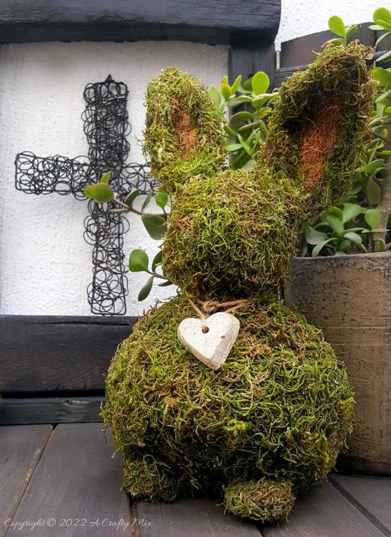Looking for a budget-friendly craft idea to welcome Spring? We’ll show you just how easy it is to make this adorable newspaper moss bunny, with ears that bend. She can be made in a morning and the bunny is perfect for Easter or to add a touch of whimsical greenery to your home décor. #MossBunny #ACraftyMix #EasterDecor