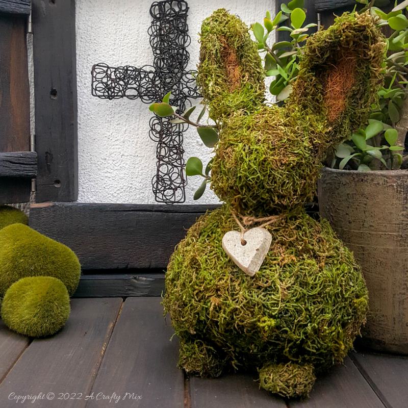 Looking for a budget-friendly craft idea to welcome Spring? We&rsquo;ll show you just how easy it is to make this adorable newspaper moss bunny, with ears that bend. She can be made in a morning and the bunny is perfect for Easter or to add a touch of whimsical greenery to your home d&eacute;cor. #MossBunny #ACraftyMix #EasterDecor