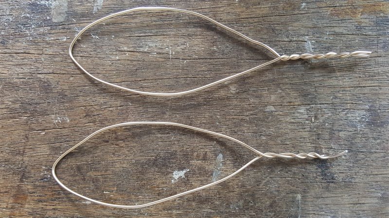 Twist the wire into elongated oval shapes