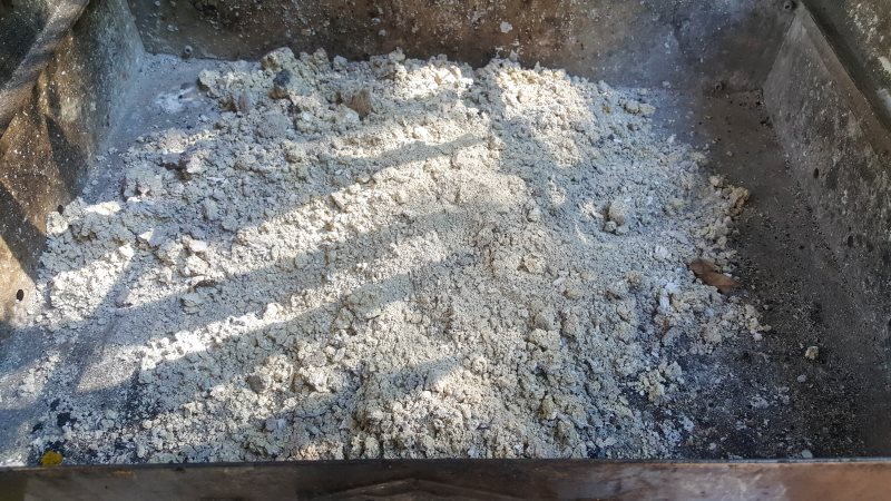 Use cold charcoal ash to make the texture paste