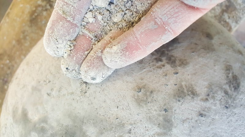 Use cold charcoal ash to make the texture paste