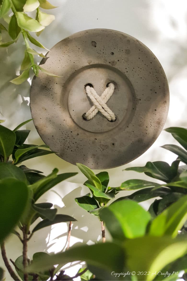 This tutorial will show you how to make BIG concrete buttons that will add a uniquely rustic touch to your home. Use them to decorate your craft room, laundry or anywhere you want to hang a few of your favorite things. #HomeDecor #ACraftyMix