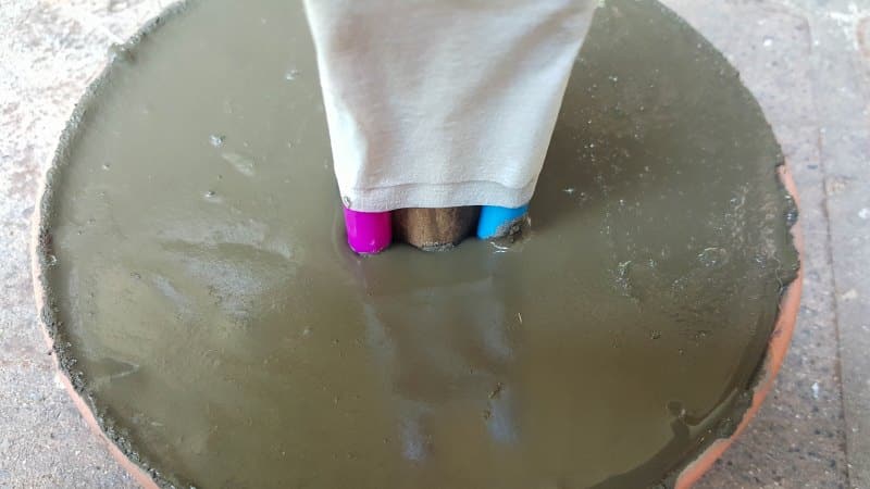 Fill the drip tray to the brim with the concrete mix