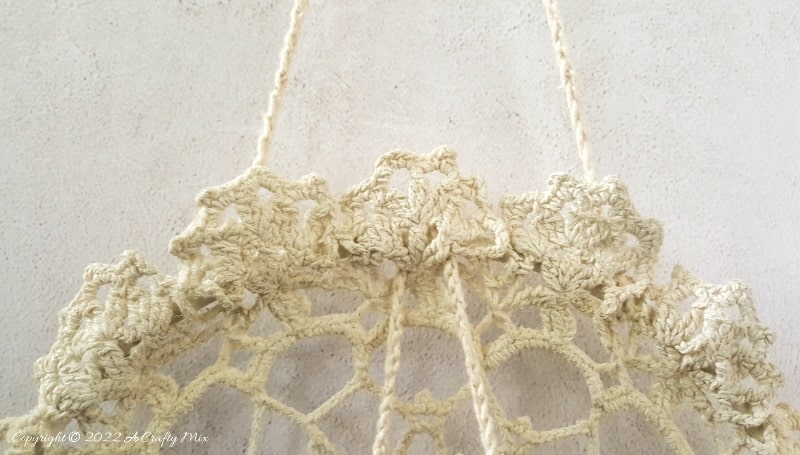 Looking for a charming way to incorporate plants in your d&eacute;cor? This repurposed doily air plant holder is quick and easy to make and can be hung anywhere to add a little natural greenery to your home. #ACraftyMix #BrokenTerraCotta #GreenWallDecor