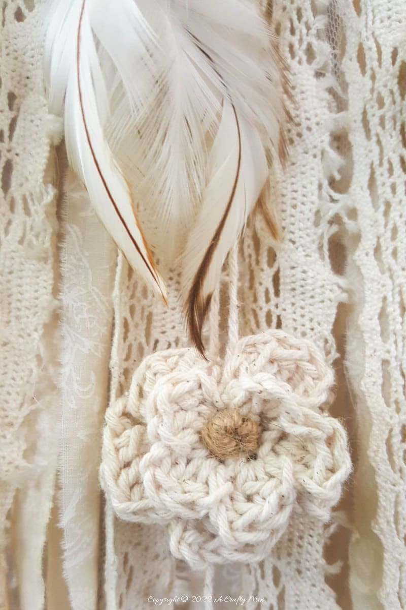 Looking for a charming way to incorporate plants in your d&eacute;cor? This repurposed doily air plant holder is quick and easy to make and can be hung anywhere to add a little natural greenery to your home. #ACraftyMix #BrokenTerraCotta #GreenWallDecor