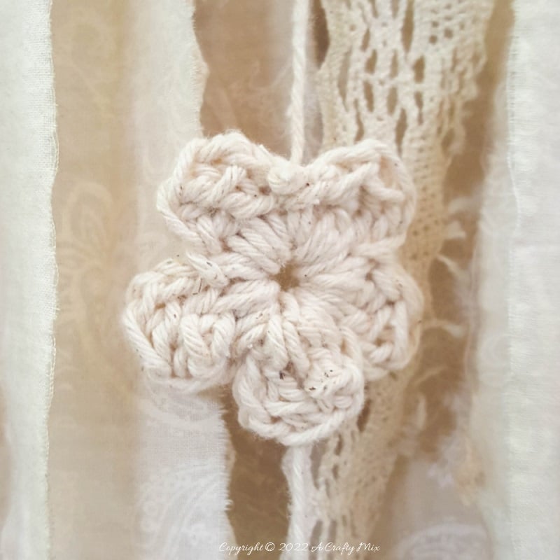 Looking for a charming way to incorporate plants in your d&eacute;cor? This repurposed doily air plant holder is quick and easy to make and can be hung anywhere to add a little natural greenery to your home. #ACraftyMix #BrokenTerraCotta #GreenWallDecor