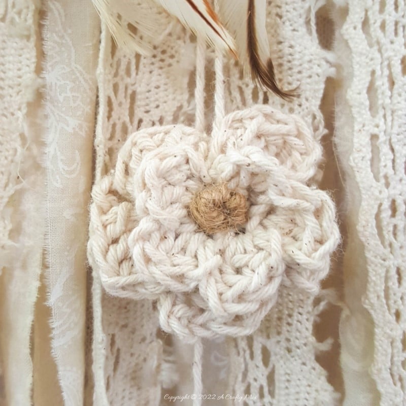 Looking for a charming way to incorporate plants in your d&eacute;cor? This repurposed doily air plant holder is quick and easy to make and can be hung anywhere to add a little natural greenery to your home. #ACraftyMix #BrokenTerraCotta #GreenWallDecor