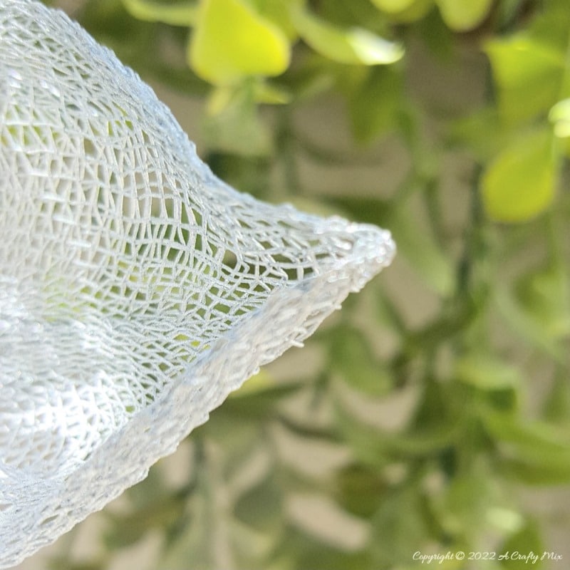 This easy-to-follow tutorial will show you how to make a large wire flower. It&rsquo;s simple, dramatic and will add hint of boho glam to your home d&eacute;cor. #WireArt #ACraftyMix #HomeDecor
