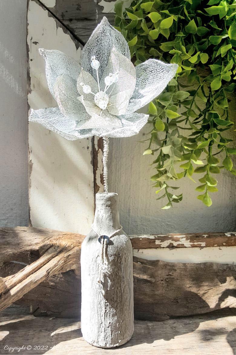 This easy-to-follow tutorial will show you how to make a large wire flower. It&rsquo;s simple, dramatic and will add hint of boho glam to your home d&eacute;cor. #WireArt #ACraftyMix #HomeDecor